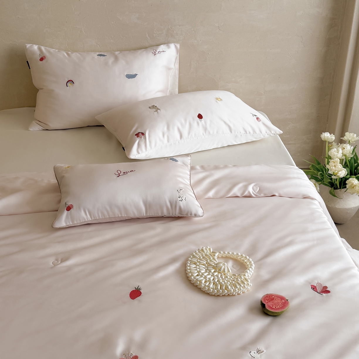 91家纺网 家纺一手货源 找家纺 鹿班家居 2026夏季新品60S兰精天丝刺绣夏被系列-彩虹小兔 粉&白