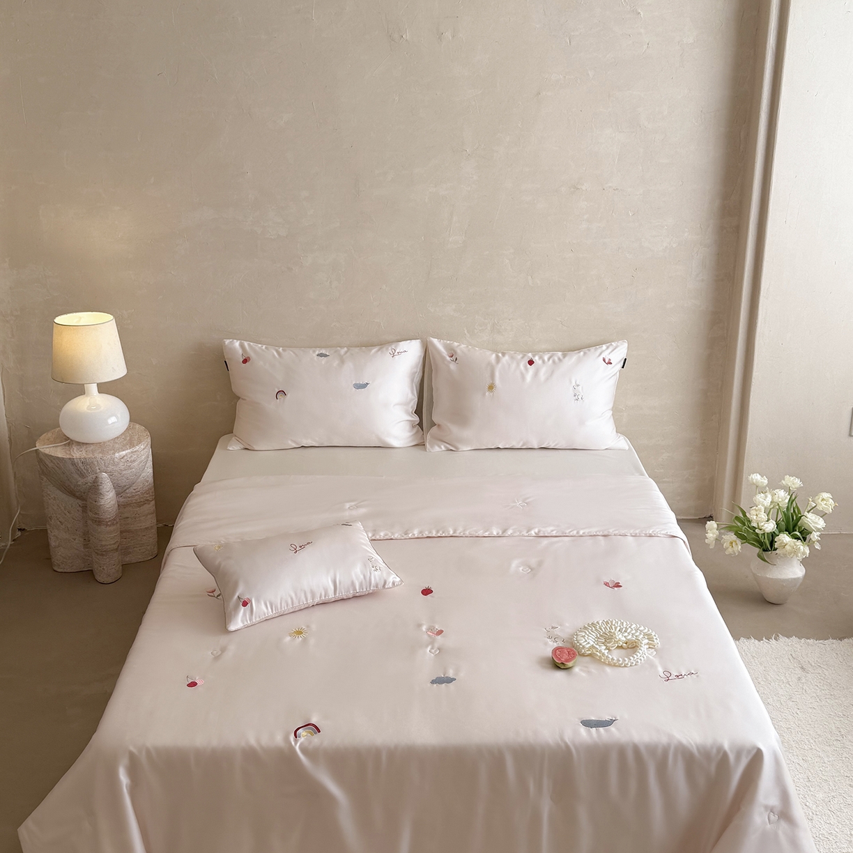 91家纺网 家纺一手货源 找家纺 鹿班家居 2026夏季新品60S兰精天丝刺绣夏被系列-彩虹小兔 粉&白