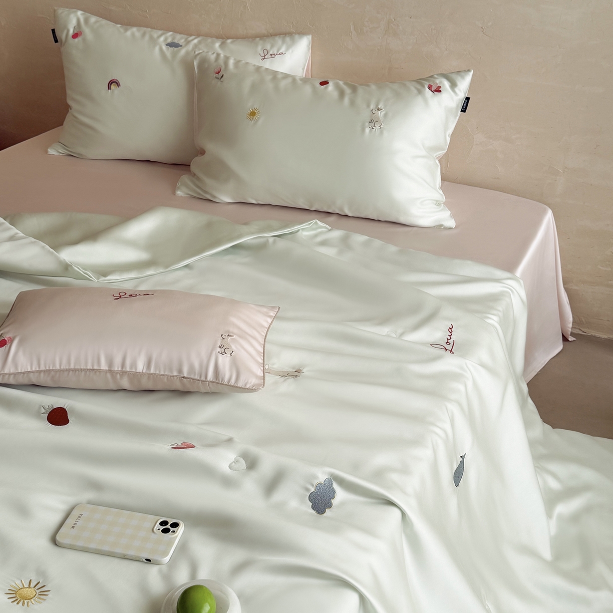 91家纺网 家纺一手货源 找家纺 鹿班家居 2026夏季新品60S兰精天丝刺绣夏被系列-彩虹小兔 绿&粉