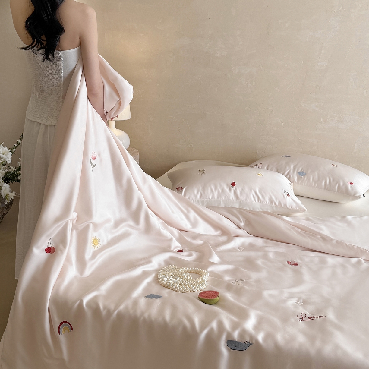 91家纺网 家纺一手货源 找家纺 鹿班家居 2026夏季新品60S兰精天丝刺绣夏被系列-彩虹小兔 粉&白