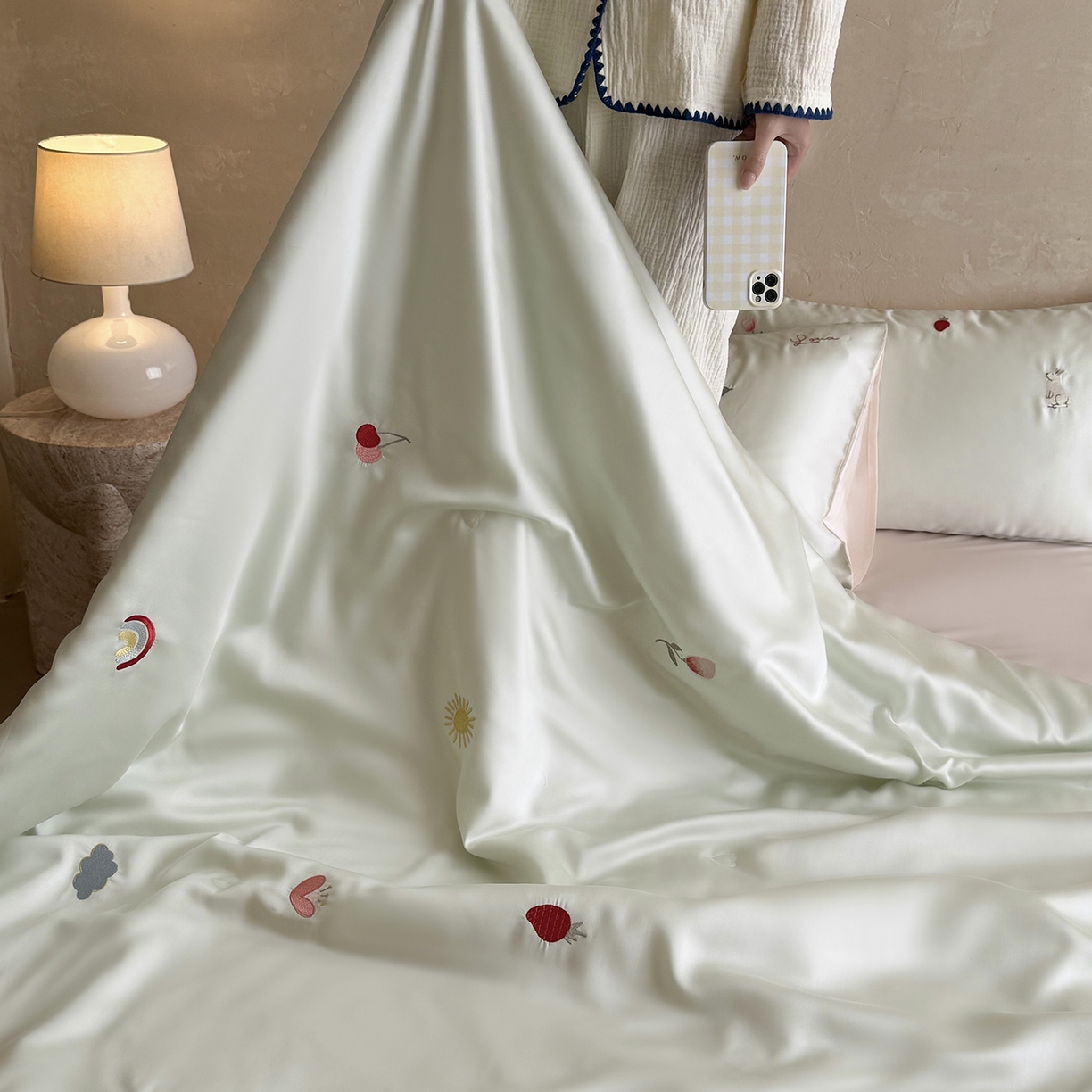 91家纺网 家纺一手货源 找家纺 鹿班家居 2026夏季新品60S兰精天丝刺绣夏被系列-彩虹小兔 绿&粉