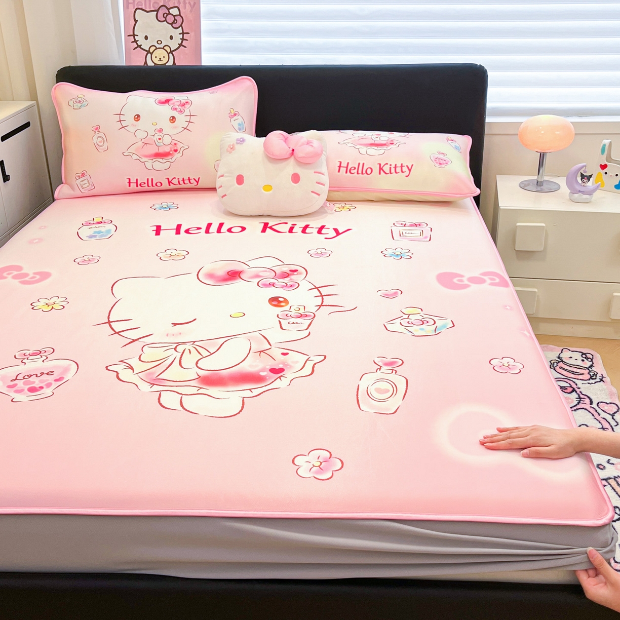 91家纺网 家纺一手货源 找家纺 暮思家居 2026新款正版授权A类大版数码印花三丽鸥1200D冰丝凉席可组合仿锦氨夏被 床笠款-香水KT