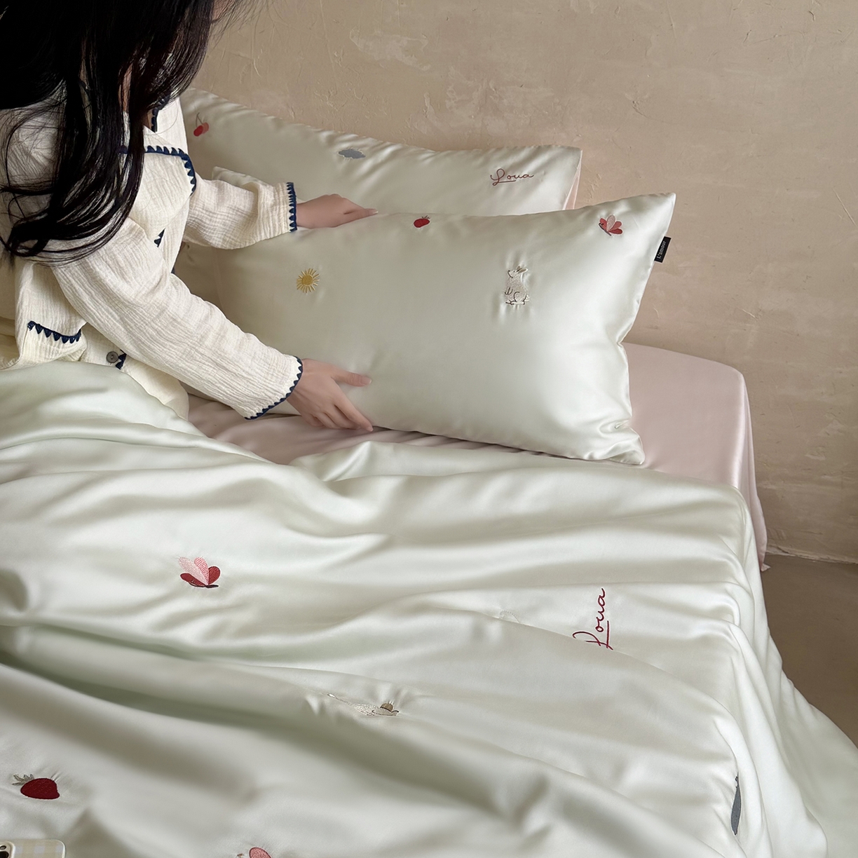 91家纺网 家纺一手货源 找家纺 鹿班家居 2026夏季新品60S兰精天丝刺绣夏被系列-彩虹小兔 绿&粉