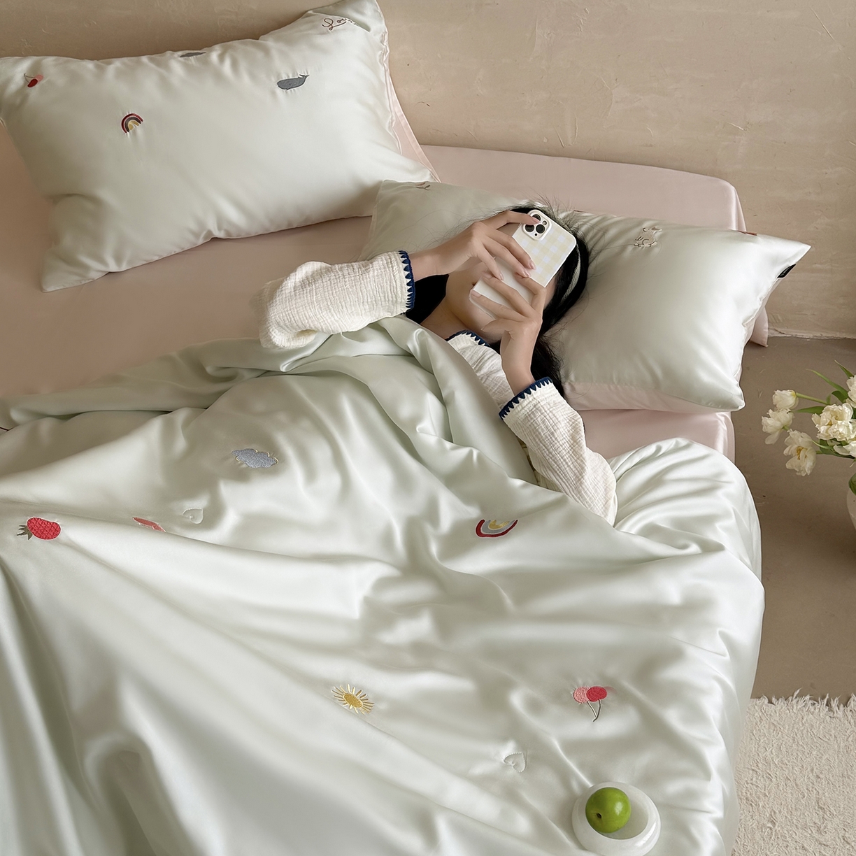 91家纺网 家纺一手货源 找家纺 鹿班家居 2026夏季新品60S兰精天丝刺绣夏被系列-彩虹小兔 绿&粉