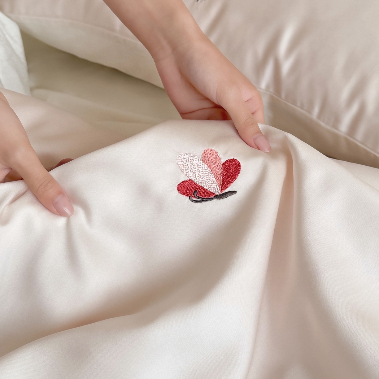 91家纺网 家纺一手货源 找家纺 鹿班家居 2026夏季新品60S兰精天丝刺绣夏被系列-彩虹小兔 粉&白