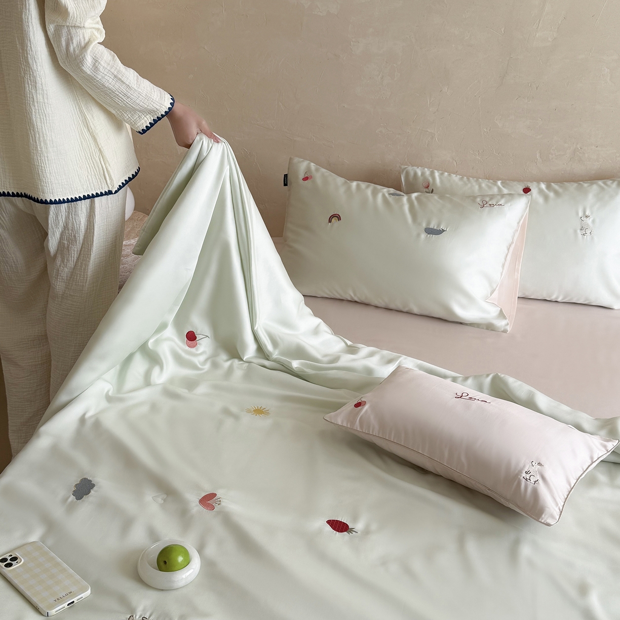 91家纺网 家纺一手货源 找家纺 鹿班家居 2026夏季新品60S兰精天丝刺绣夏被系列-彩虹小兔 绿&粉