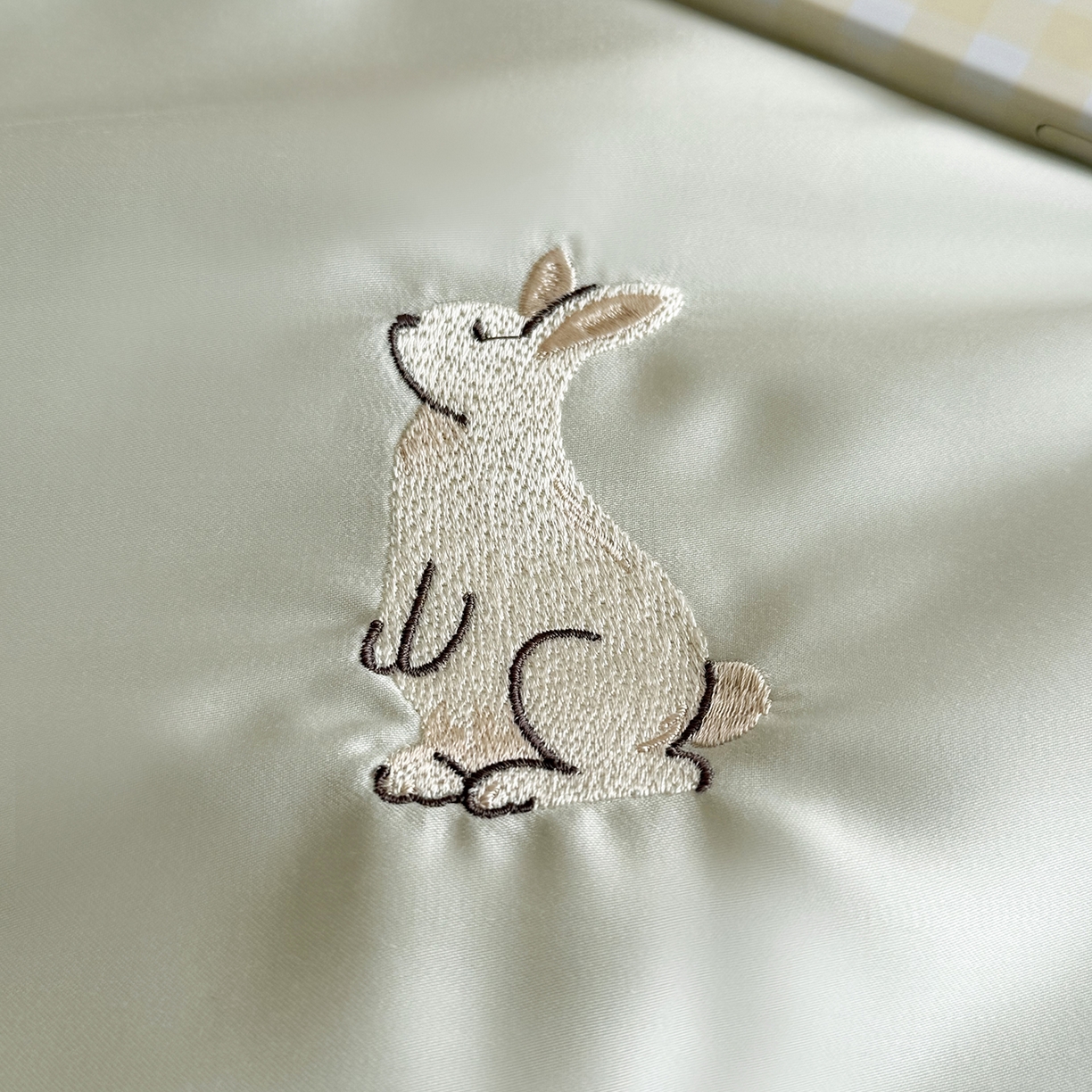 91家纺网 家纺一手货源 找家纺 鹿班家居 2026夏季新品60S兰精天丝刺绣夏被系列-彩虹小兔 绿&粉