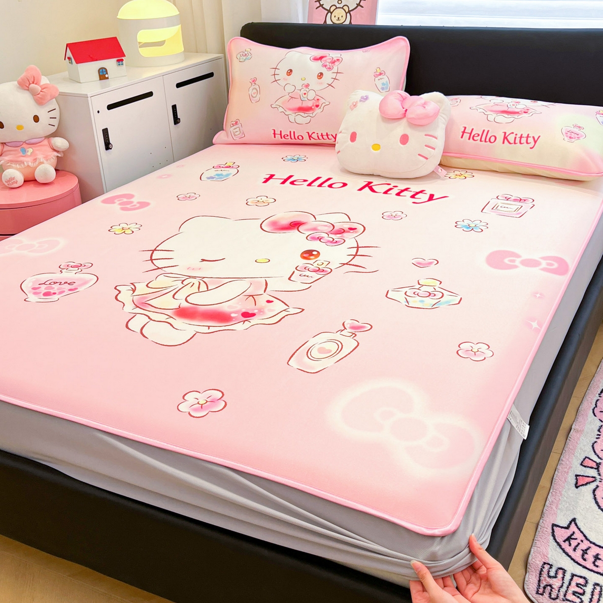 91家纺网 家纺一手货源 找家纺 暮思家居 2026新款正版授权A类大版数码印花三丽鸥1200D冰丝凉席可组合仿锦氨夏被 床笠款-香水KT