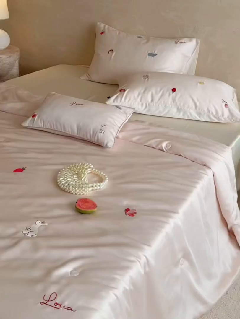 91家纺网 家纺一手货源 找家纺 鹿班家居 2026夏季新品60S兰精天丝刺绣夏被系列-彩虹小兔 粉&白