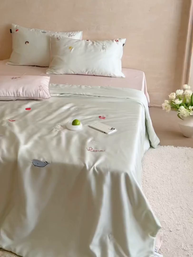 91家纺网 家纺一手货源 找家纺 （总）鹿班家居 2026夏季新品60S兰精天丝刺绣夏被系列-彩虹小兔