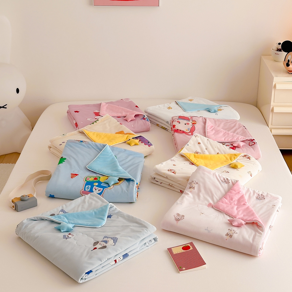 91家纺网 家纺一手货源 找家纺 嗨生活 2026年新款凉感针织儿童双感夏被 幼儿园星星夏被 组合图 仅供参考