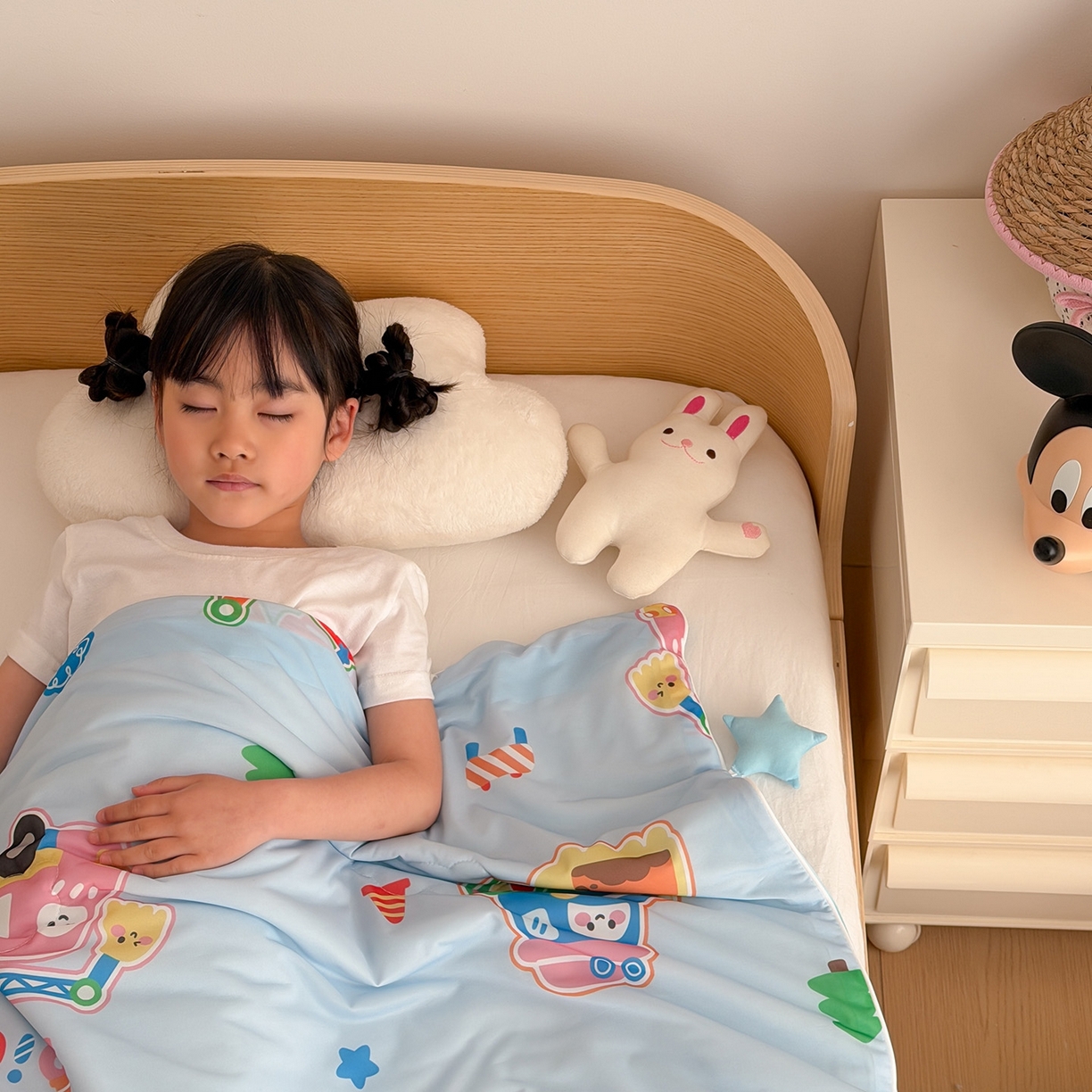 91家纺网 家纺一手货源 找家纺 嗨生活 2026年新款凉感针织儿童双感夏被 幼儿园星星夏被 星星被-七彩挖机