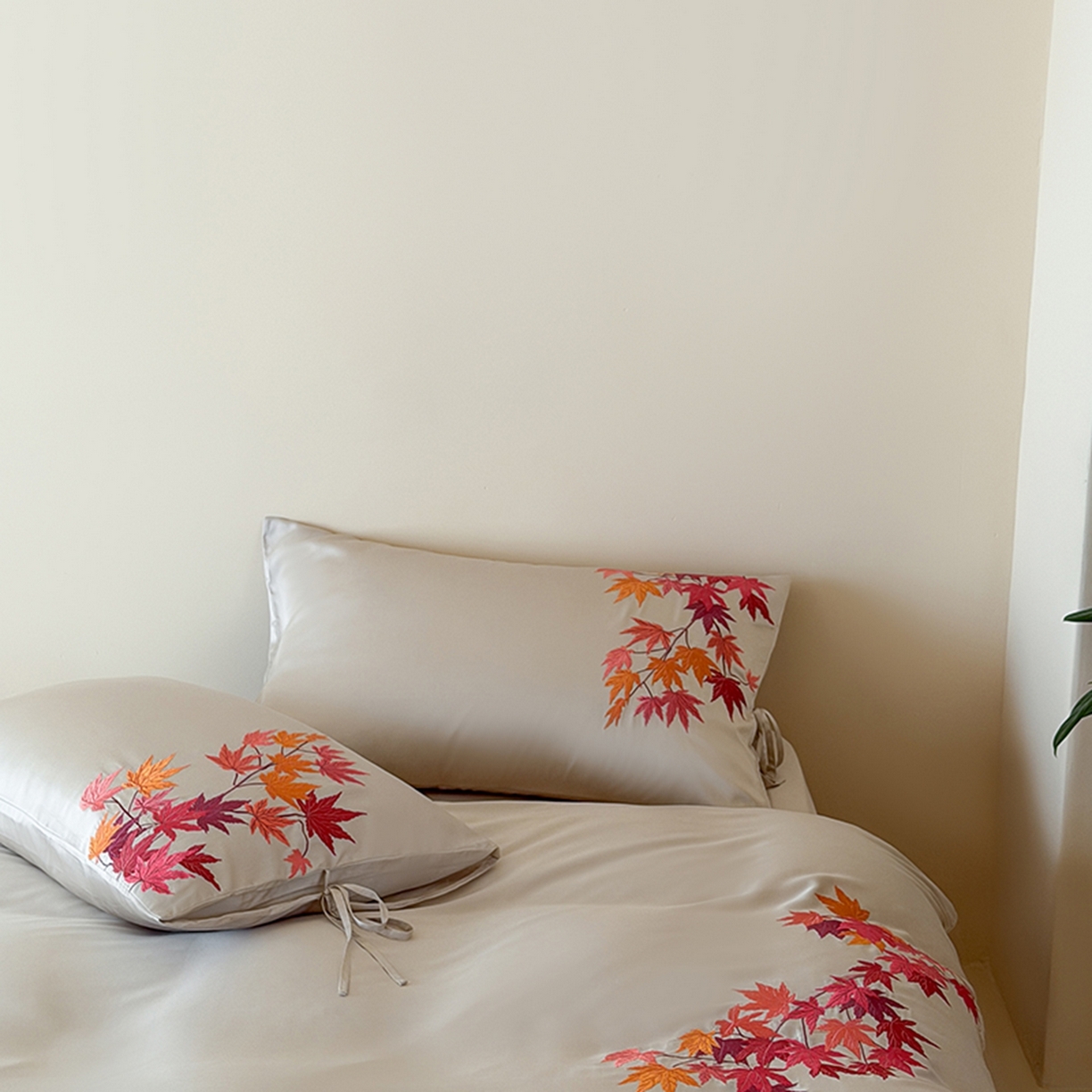 91家纺网 家纺一手货源 找家纺 波比可可 2026春夏新款60支莱赛尔兰精天丝绣花刺绣四件套 枫叶情 灰