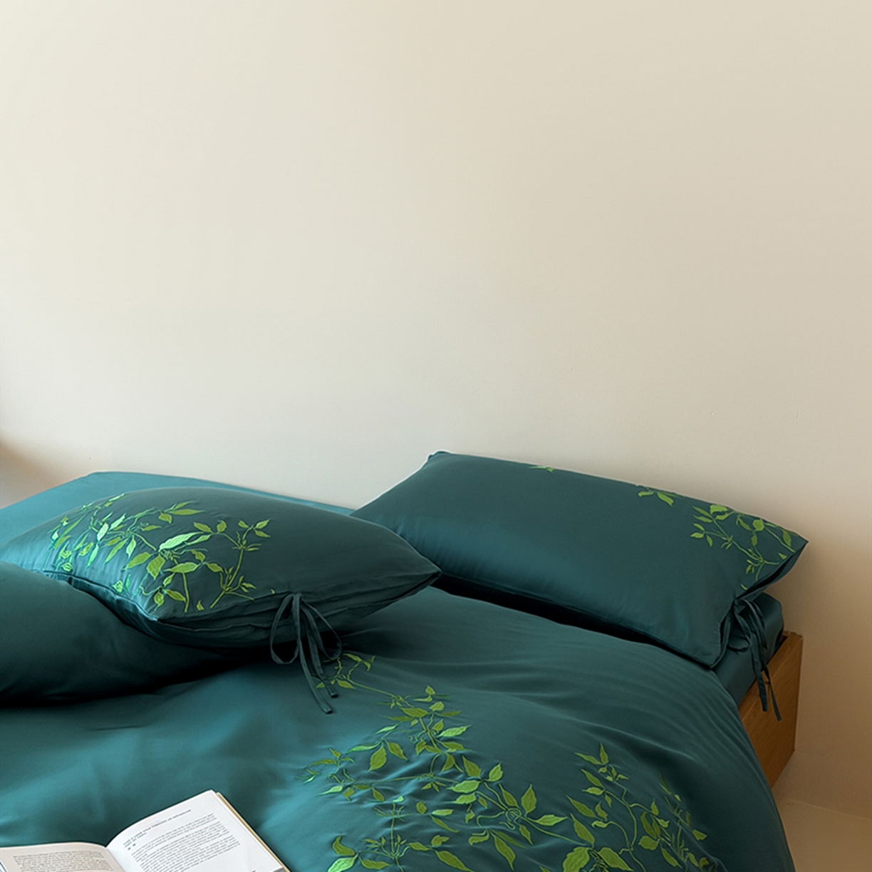 91家纺网 家纺一手货源 找家纺 波比可可 2026春夏新款60支莱赛尔兰精天丝绣花刺绣四件套 绿野仙踪 墨绿