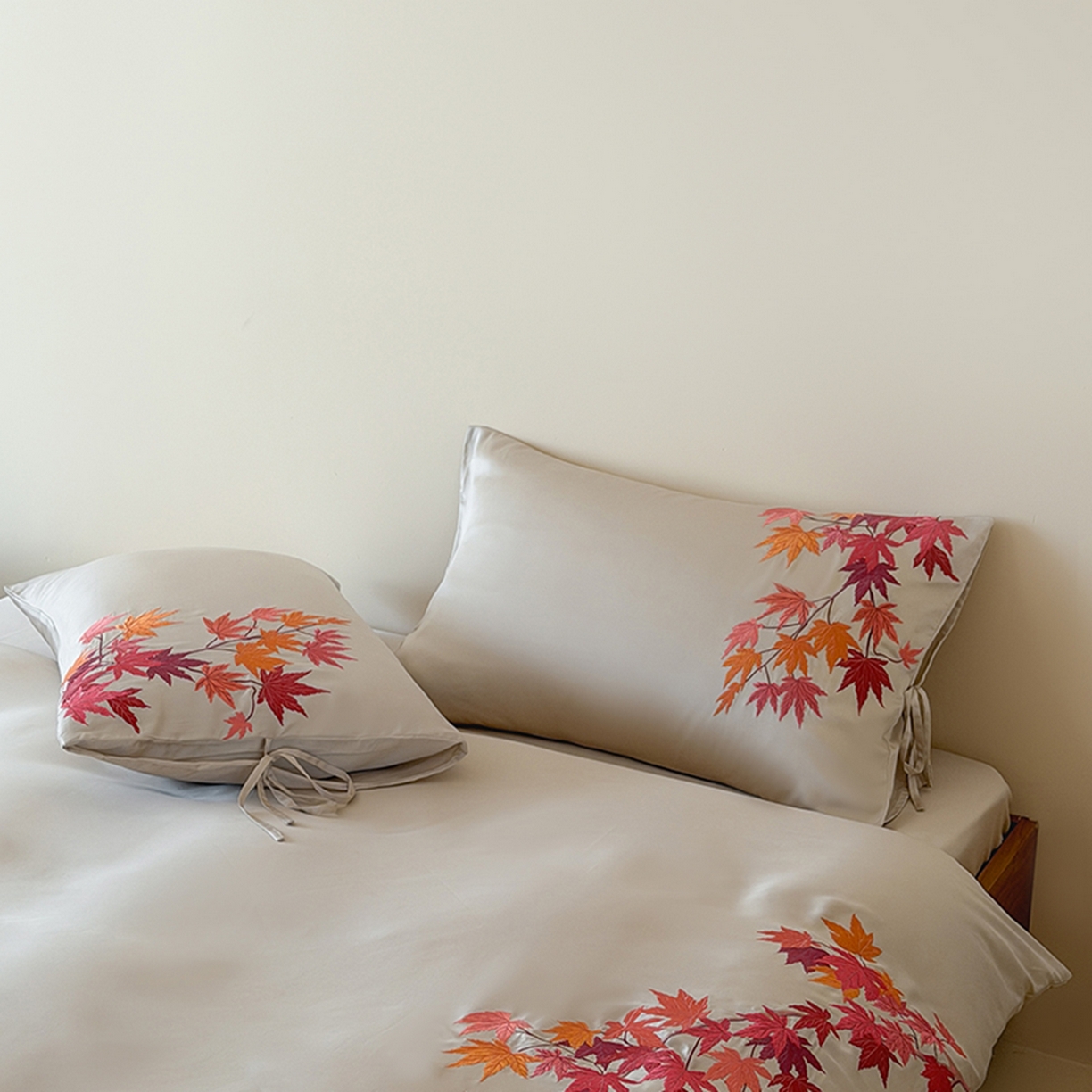 91家纺网 家纺一手货源 找家纺 波比可可 2026春夏新款60支莱赛尔兰精天丝绣花刺绣四件套 枫叶情 灰