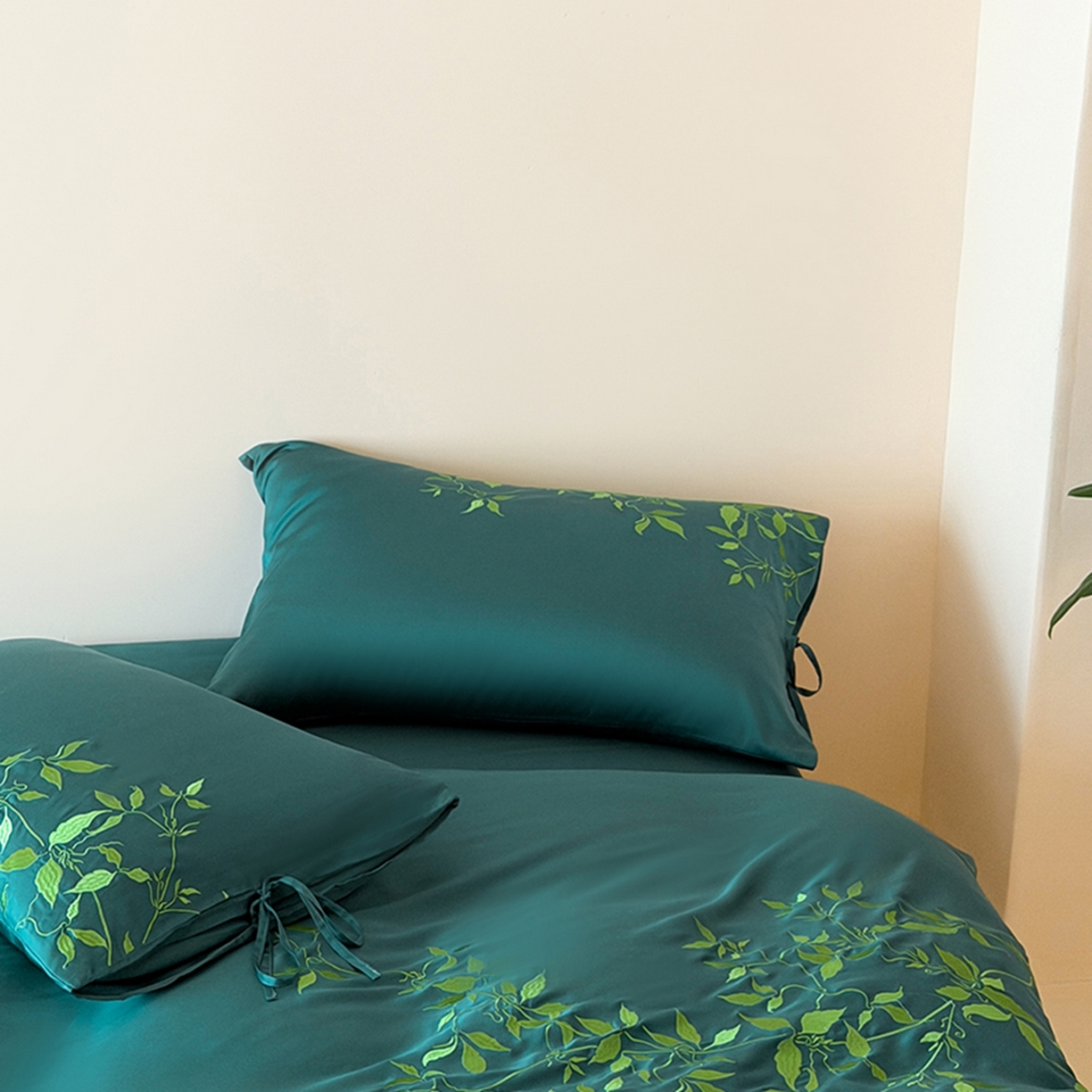 91家纺网 家纺一手货源 找家纺 波比可可 2026春夏新款60支莱赛尔兰精天丝绣花刺绣四件套 绿野仙踪 墨绿