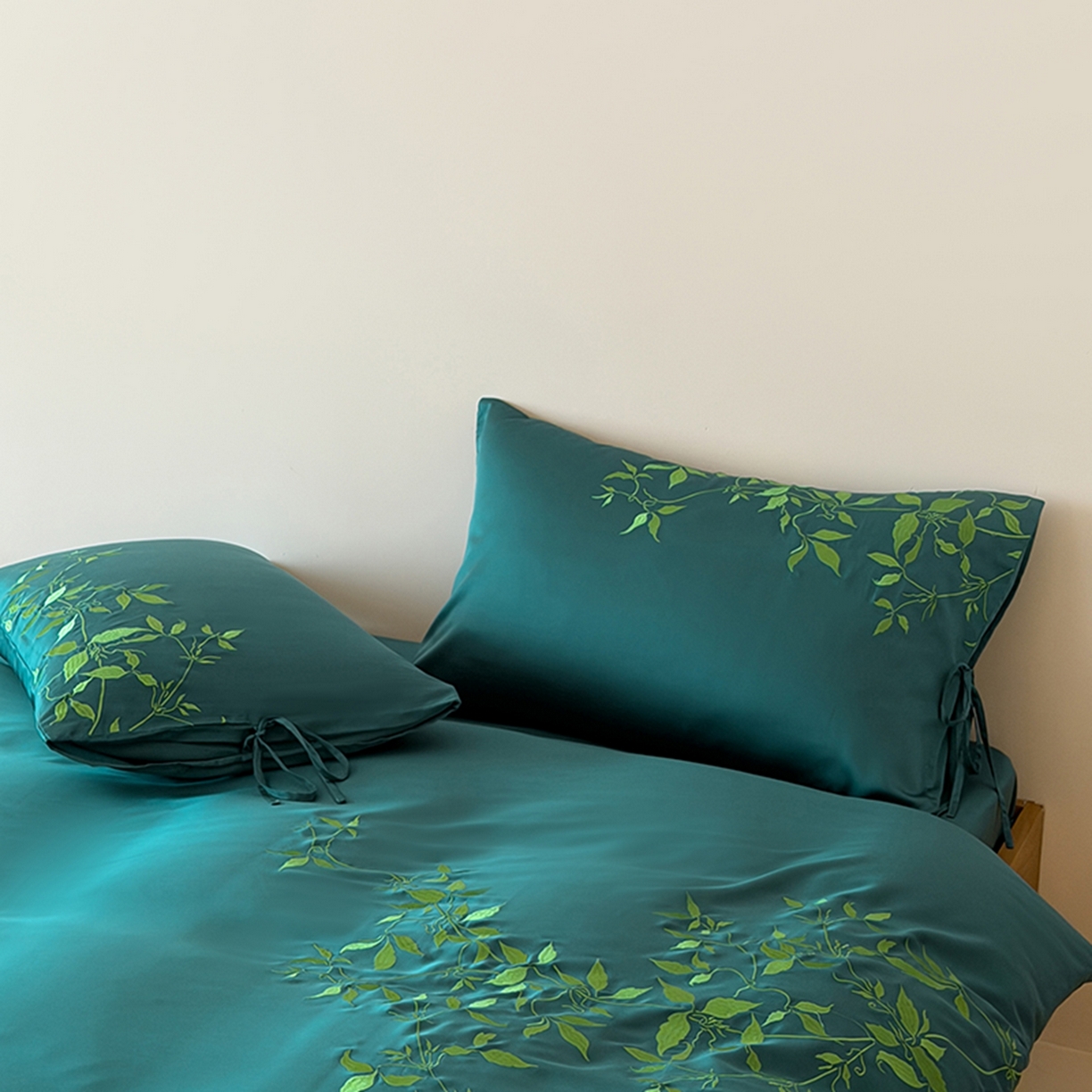 91家纺网 家纺一手货源 找家纺 波比可可 2026春夏新款60支莱赛尔兰精天丝绣花刺绣四件套 绿野仙踪 墨绿