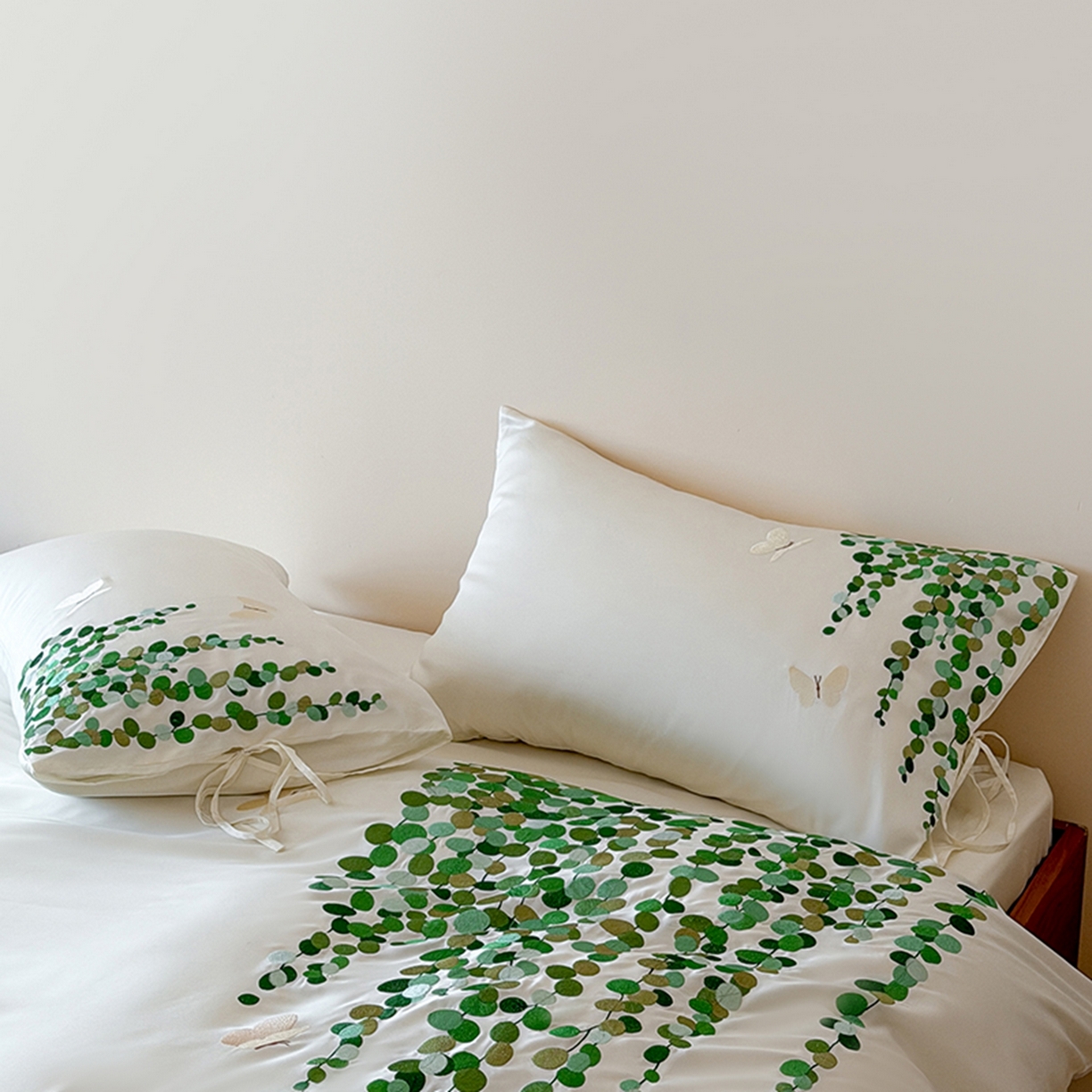 91家纺网 家纺一手货源 找家纺 波比可可 2026春夏新款60支莱赛尔兰精天丝绣花刺绣四件套 春意盎然 米