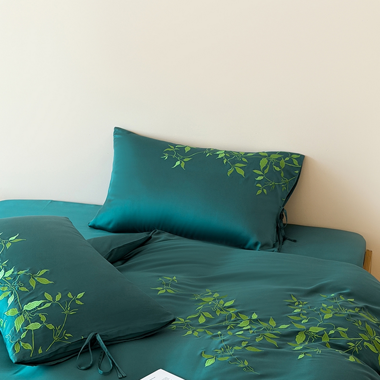 91家纺网 家纺一手货源 找家纺 波比可可 2026春夏新款60支莱赛尔兰精天丝绣花刺绣四件套 绿野仙踪 墨绿