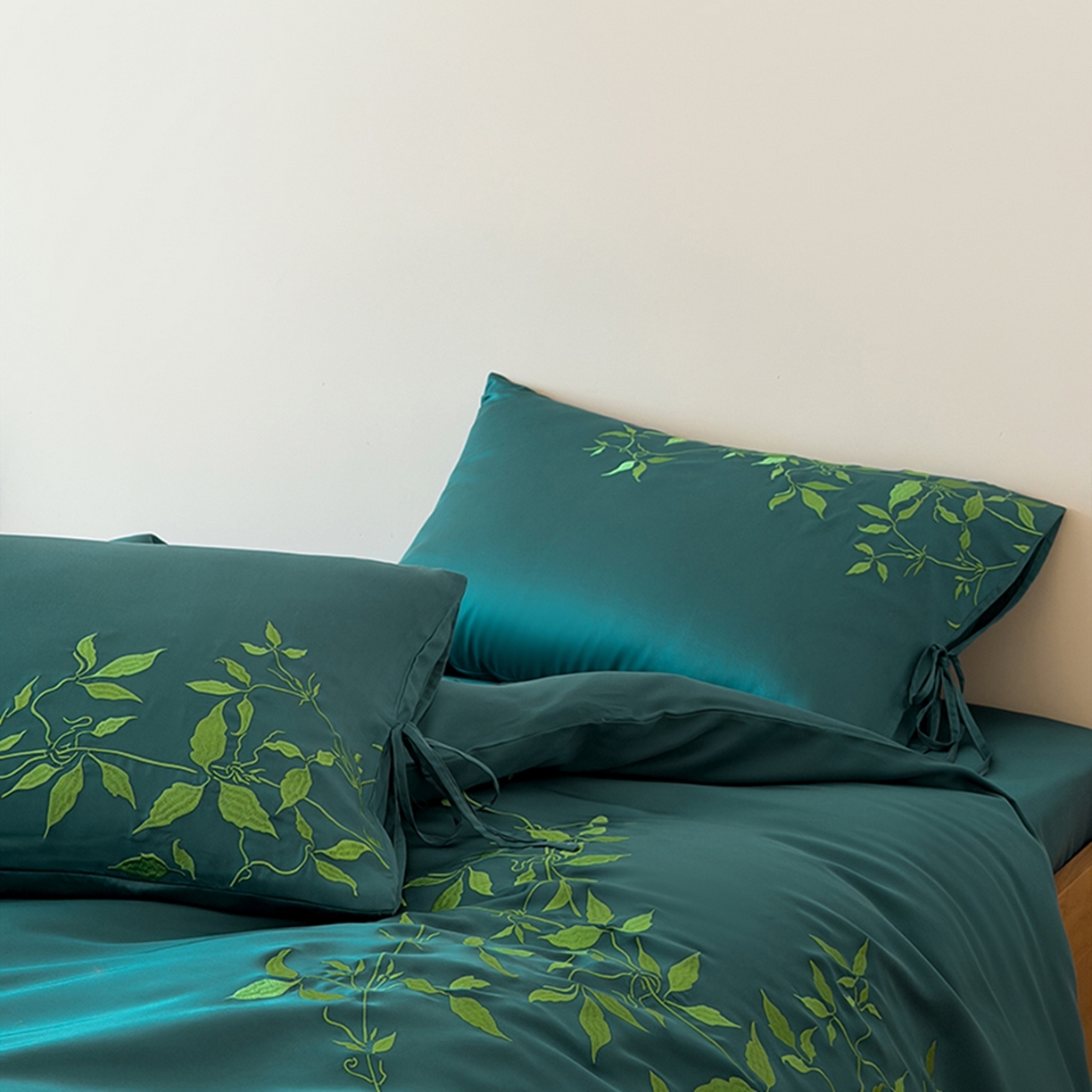 91家纺网 家纺一手货源 找家纺 波比可可 2026春夏新款60支莱赛尔兰精天丝绣花刺绣四件套 绿野仙踪 墨绿