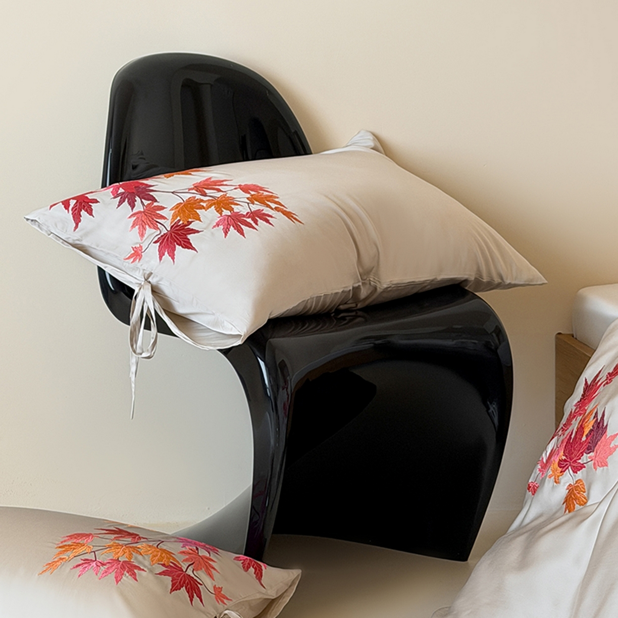 91家纺网 家纺一手货源 找家纺 波比可可 2026春夏新款60支莱赛尔兰精天丝绣花刺绣四件套 枫叶情 灰