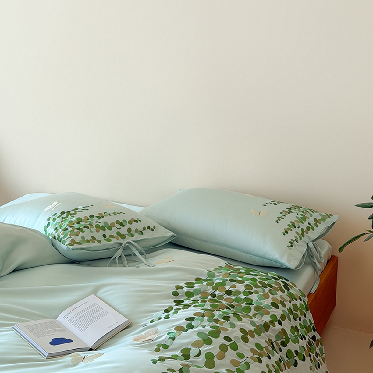 91家纺网 家纺一手货源 找家纺 波比可可 2026春夏新款60支莱赛尔兰精天丝绣花刺绣四件套 春意盎然 绿