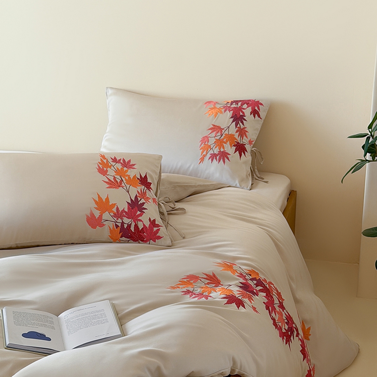 91家纺网 家纺一手货源 找家纺 波比可可 2026春夏新款60支莱赛尔兰精天丝绣花刺绣四件套 枫叶情 灰