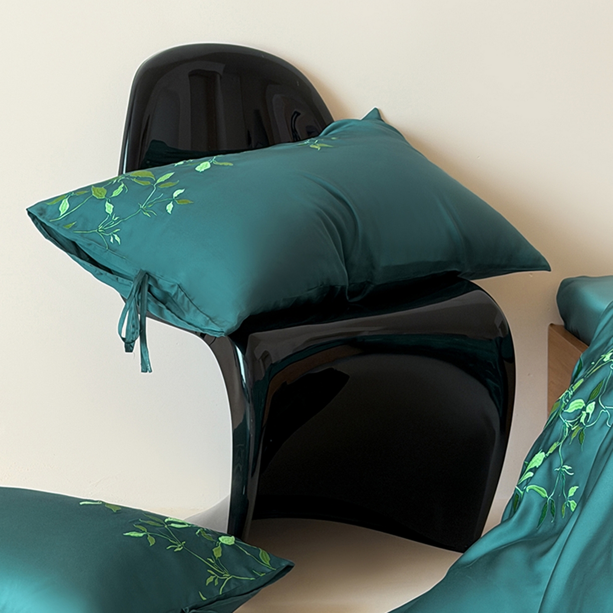 91家纺网 家纺一手货源 找家纺 波比可可 2026春夏新款60支莱赛尔兰精天丝绣花刺绣四件套 绿野仙踪 墨绿