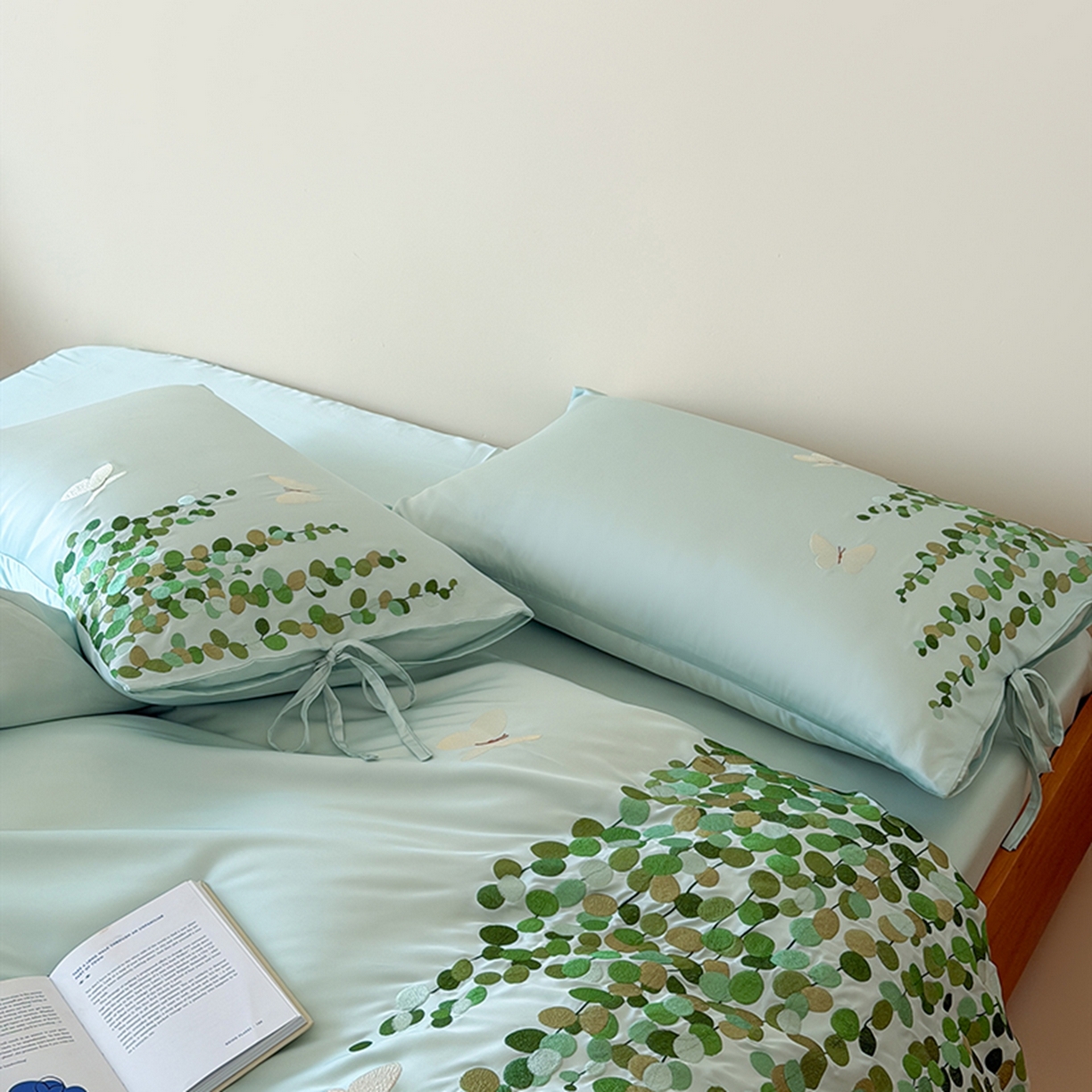 91家纺网 家纺一手货源 找家纺 波比可可 2026春夏新款60支莱赛尔兰精天丝绣花刺绣四件套 春意盎然 绿