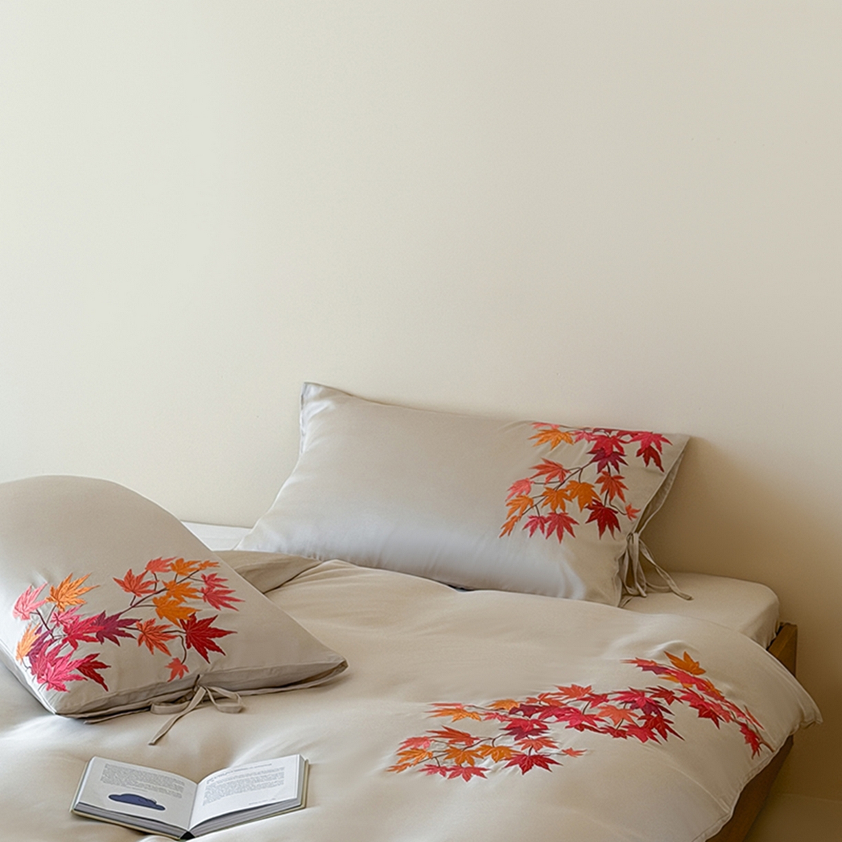 91家纺网 家纺一手货源 找家纺 波比可可 2026春夏新款60支莱赛尔兰精天丝绣花刺绣四件套 枫叶情 灰