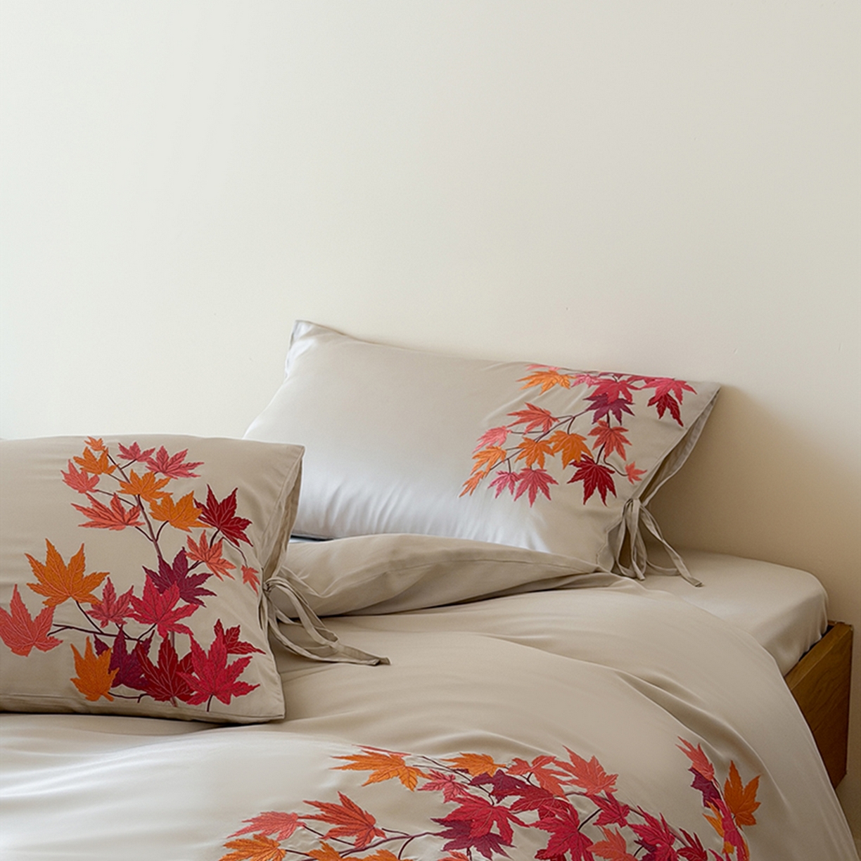 91家纺网 家纺一手货源 找家纺 波比可可 2026春夏新款60支莱赛尔兰精天丝绣花刺绣四件套 枫叶情 灰