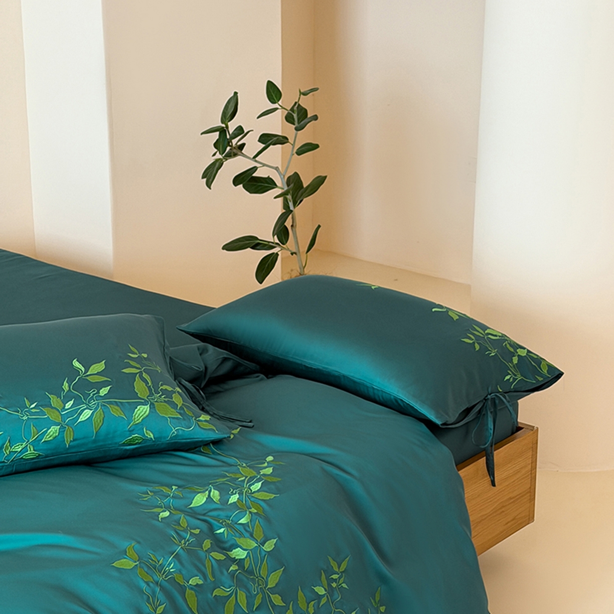 91家纺网 家纺一手货源 找家纺 波比可可 2026春夏新款60支莱赛尔兰精天丝绣花刺绣四件套 绿野仙踪 墨绿