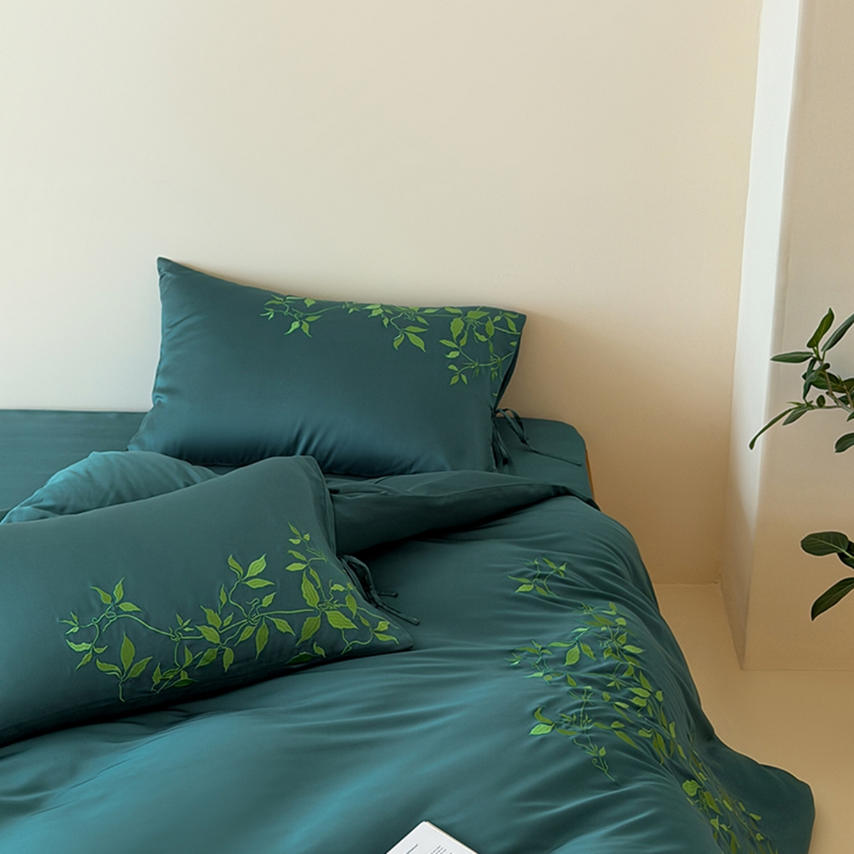 91家纺网 家纺一手货源 找家纺 波比可可 2026春夏新款60支莱赛尔兰精天丝绣花刺绣四件套 绿野仙踪 墨绿