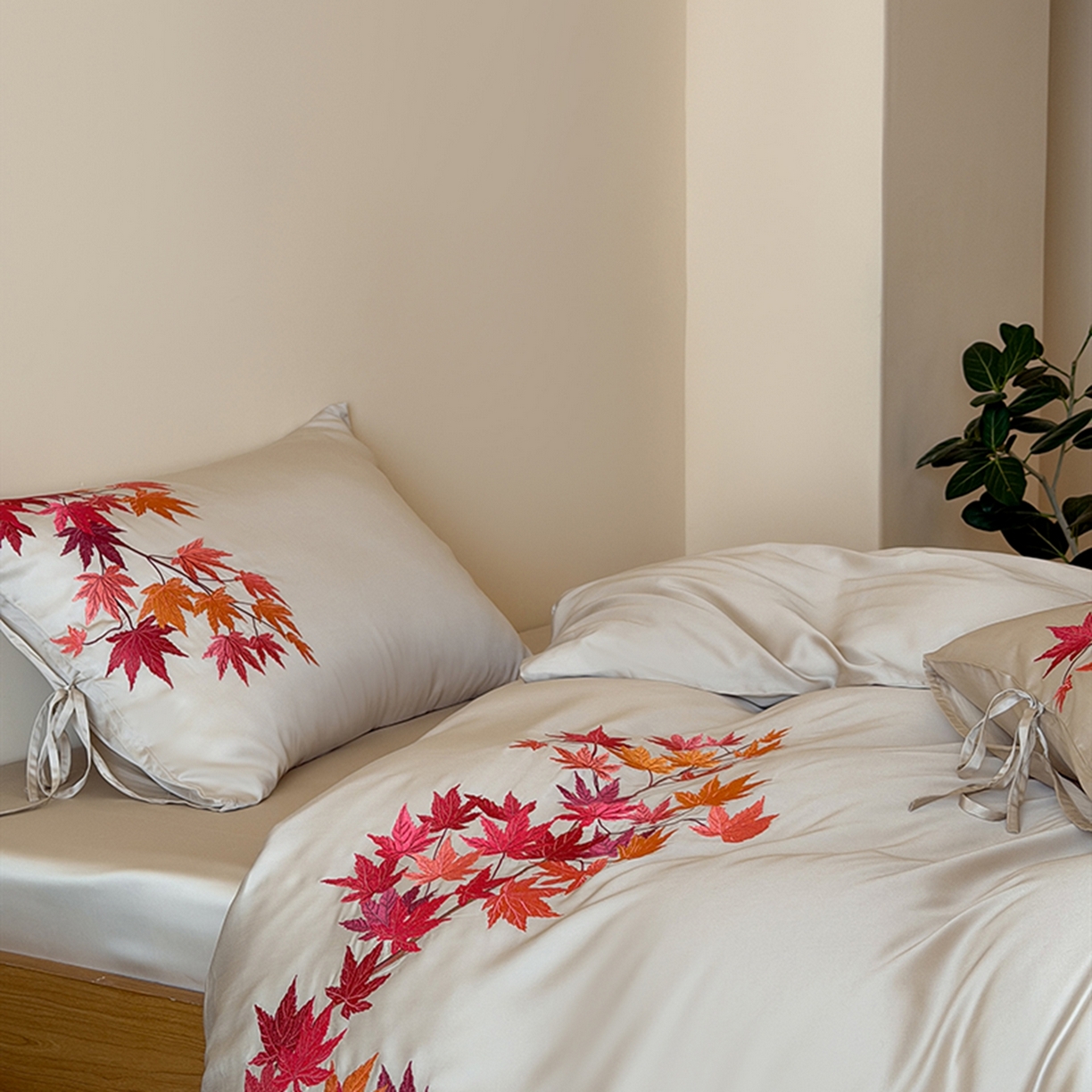 91家纺网 家纺一手货源 找家纺 波比可可 2026春夏新款60支莱赛尔兰精天丝绣花刺绣四件套 枫叶情 灰