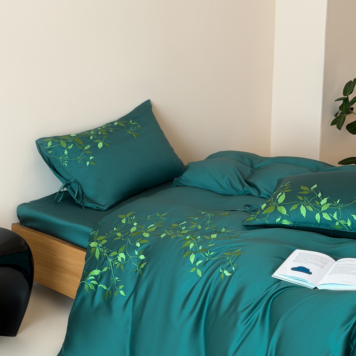 波比可可 2026春夏新款60支莱赛尔兰精天丝绣花刺绣四件套 绿野仙踪 墨绿