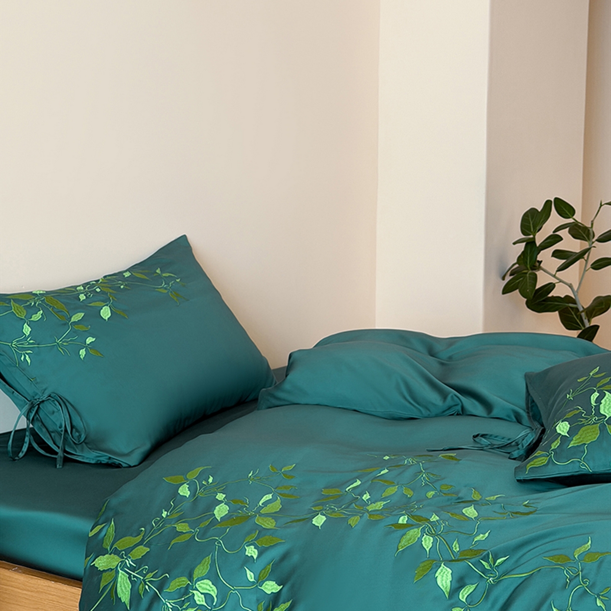 91家纺网 家纺一手货源 找家纺 波比可可 2026春夏新款60支莱赛尔兰精天丝绣花刺绣四件套 绿野仙踪 墨绿