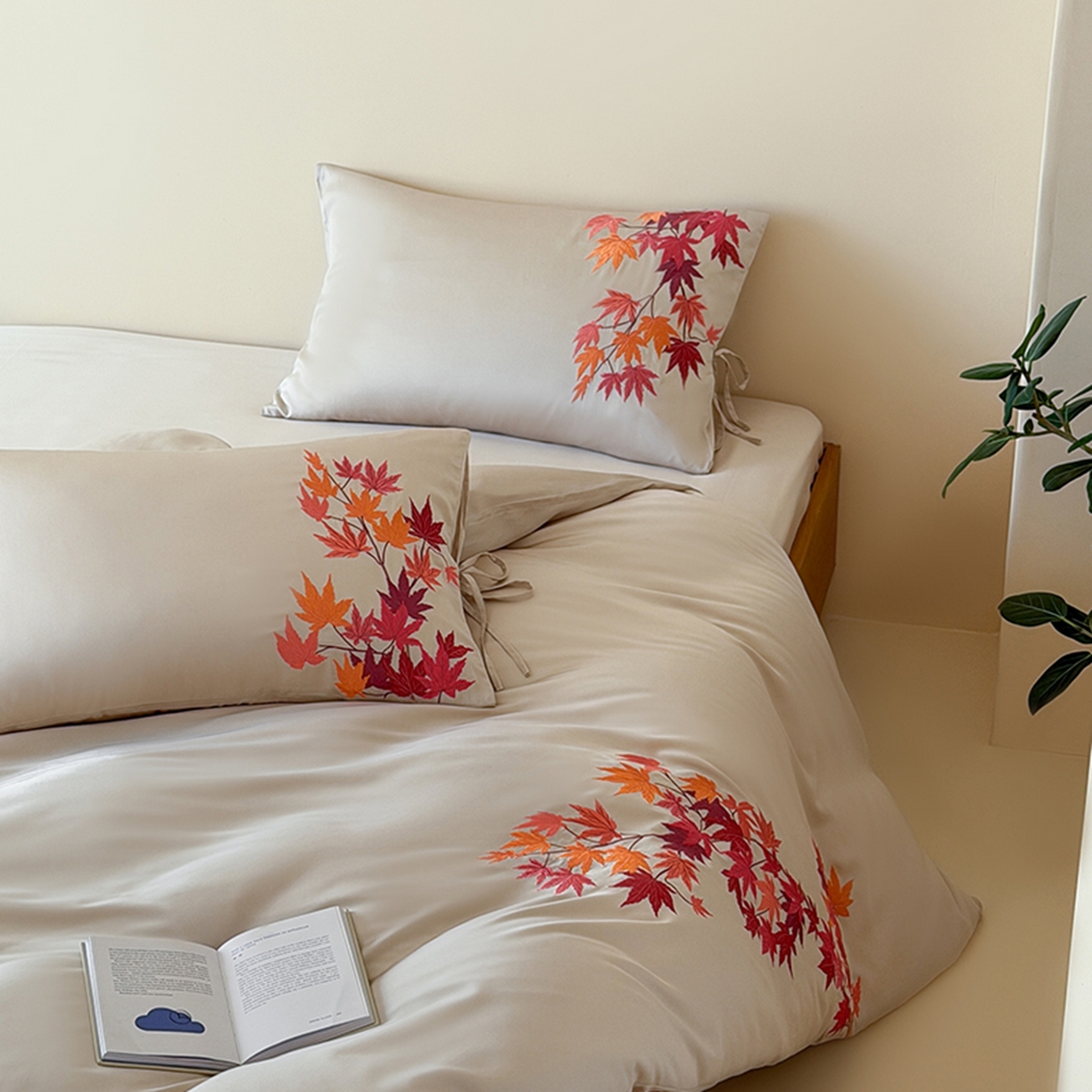 91家纺网 家纺一手货源 找家纺 波比可可 2026春夏新款60支莱赛尔兰精天丝绣花刺绣四件套 枫叶情 灰