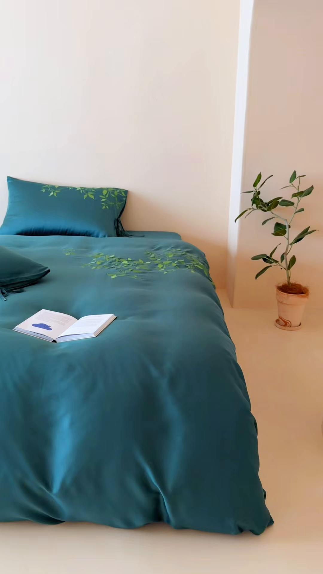 91家纺网 家纺一手货源 找家纺 波比可可 2026春夏新款60支莱赛尔兰精天丝绣花刺绣四件套 绿野仙踪 墨绿