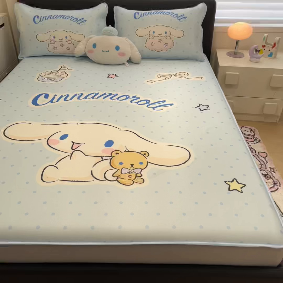 91家纺网 家纺一手货源 找家纺 暮思家居 2026新款正版授权A类大版数码印花三丽鸥1200D冰丝凉席可组合仿锦氨夏被 床笠款-小熊玉桂狗