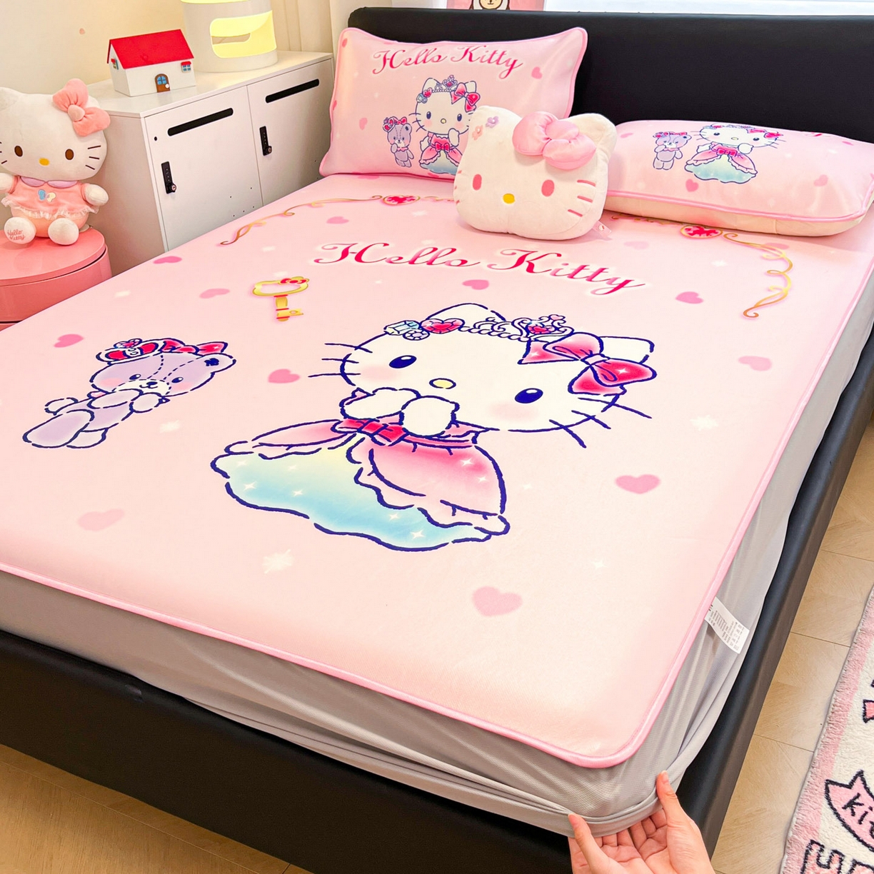 91家纺网 家纺一手货源 找家纺 暮思家居 2026新款正版授权A类大版数码印花三丽鸥1200D冰丝凉席可组合仿锦氨夏被 床笠款-幸福KT