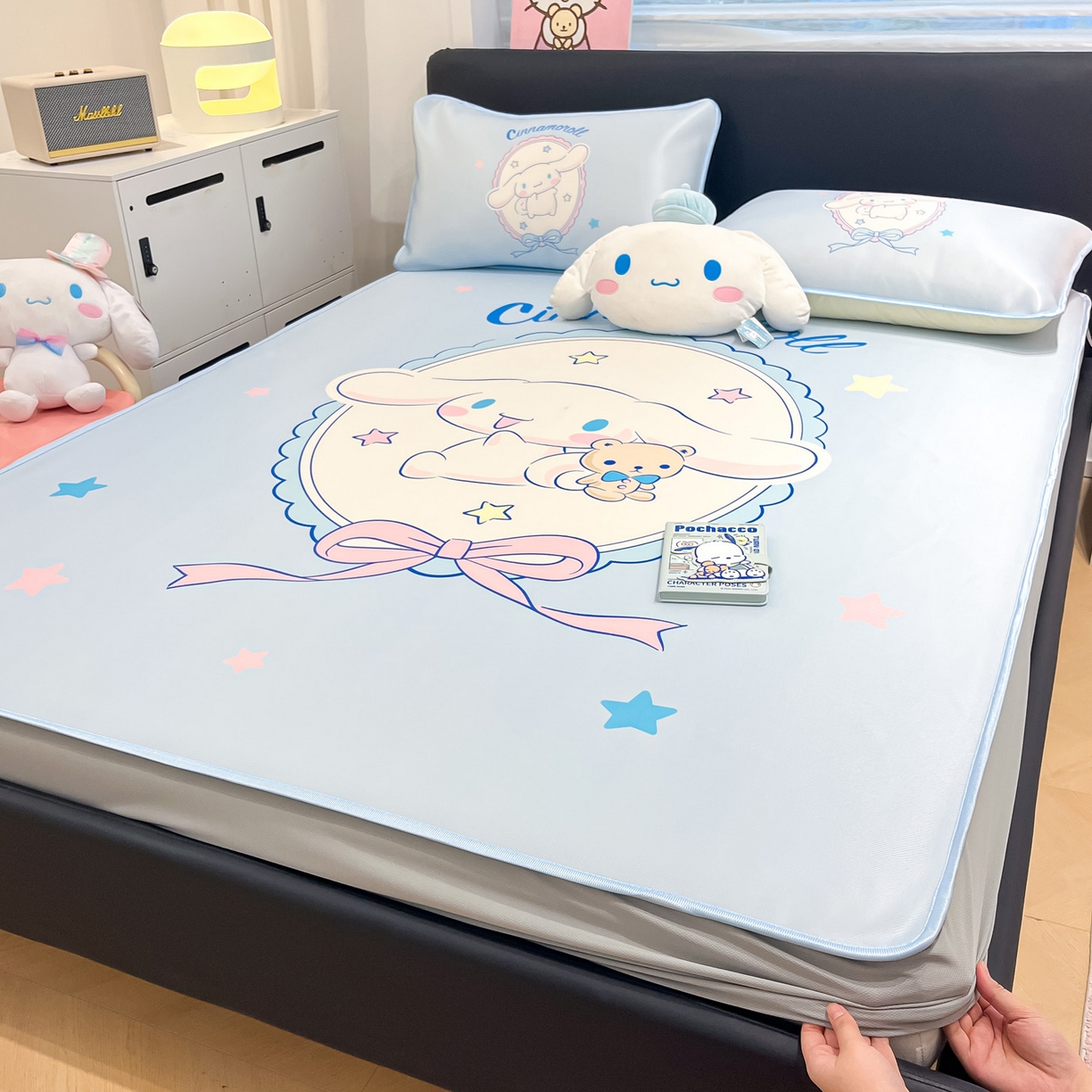 91家纺网 家纺一手货源 找家纺 暮思家居 2026新款正版授权A类大版数码印花三丽鸥1200D冰丝凉席可组合仿锦氨夏被 床笠款-幸福大耳狗