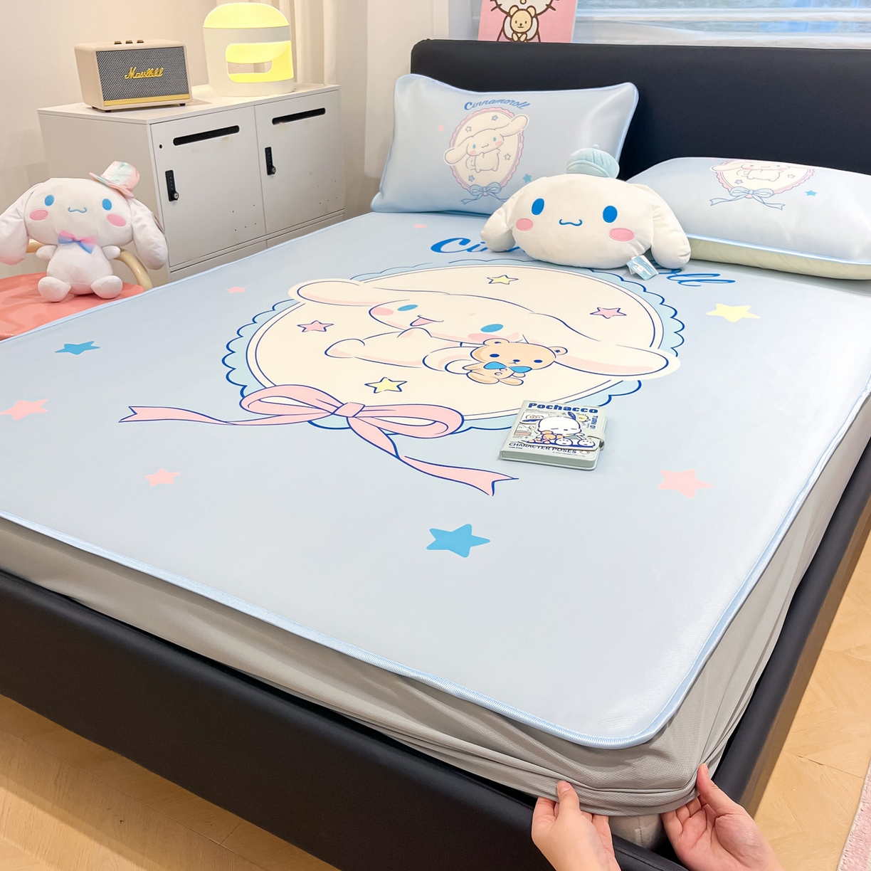 91家纺网 家纺一手货源 找家纺 暮思家居 2026新款正版授权A类大版数码印花三丽鸥1200D冰丝凉席可组合仿锦氨夏被 床笠款-幸福大耳狗