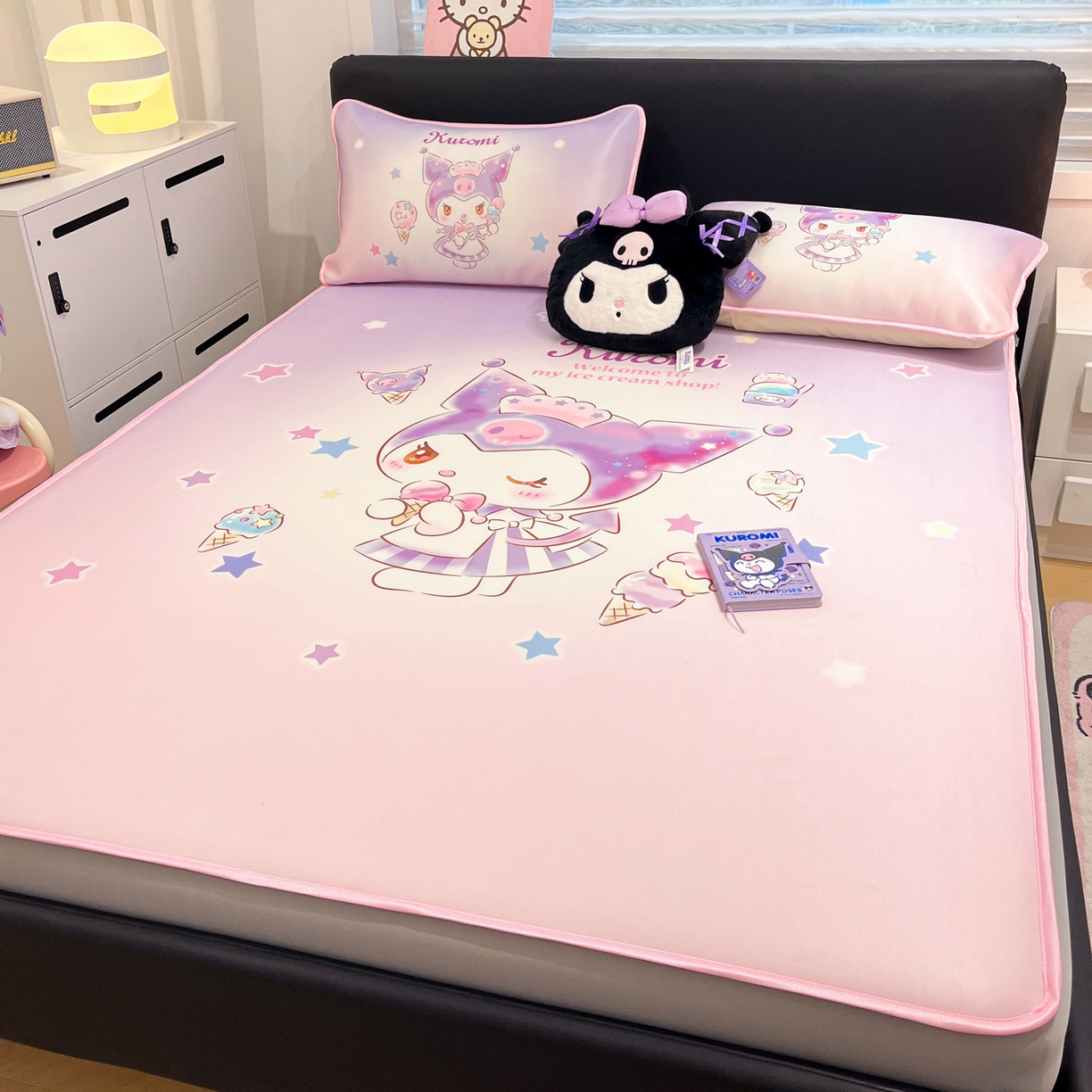 91家纺网 家纺一手货源 找家纺 暮思家居 2026新款正版授权A类大版数码印花三丽鸥1200D冰丝凉席可组合仿锦氨夏被 床笠款-炫彩库洛米