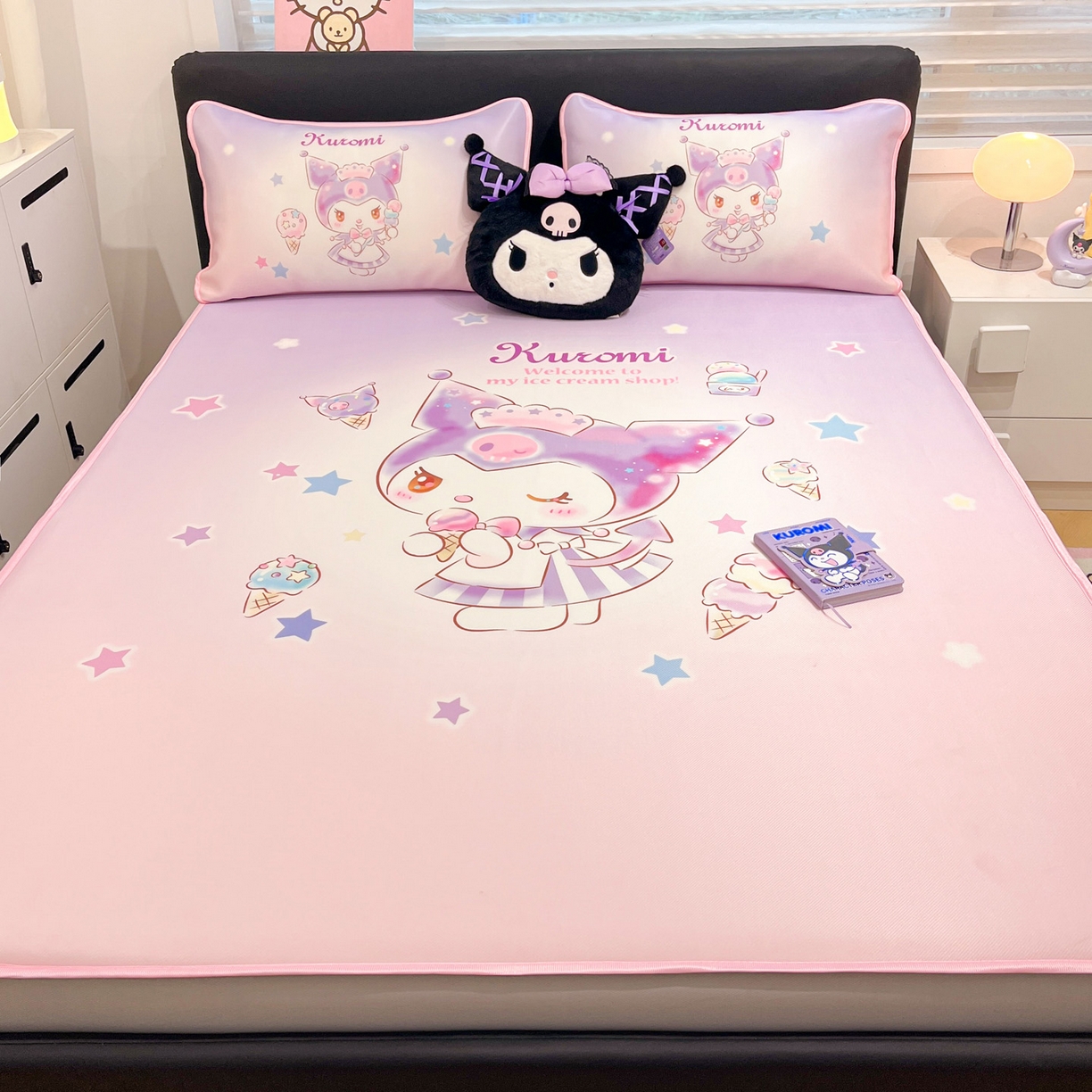 91家纺网 家纺一手货源 找家纺 暮思家居 2026新款正版授权A类大版数码印花三丽鸥1200D冰丝凉席可组合仿锦氨夏被 床笠款-炫彩库洛米