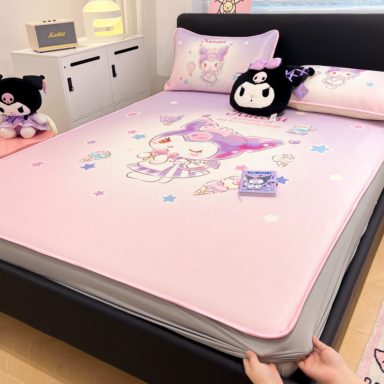 91家纺网 家纺一手货源 找家纺 暮思家居 2026新款正版授权A类大版数码印花三丽鸥1200D冰丝凉席可组合仿锦氨夏被 床笠款-炫彩库洛米