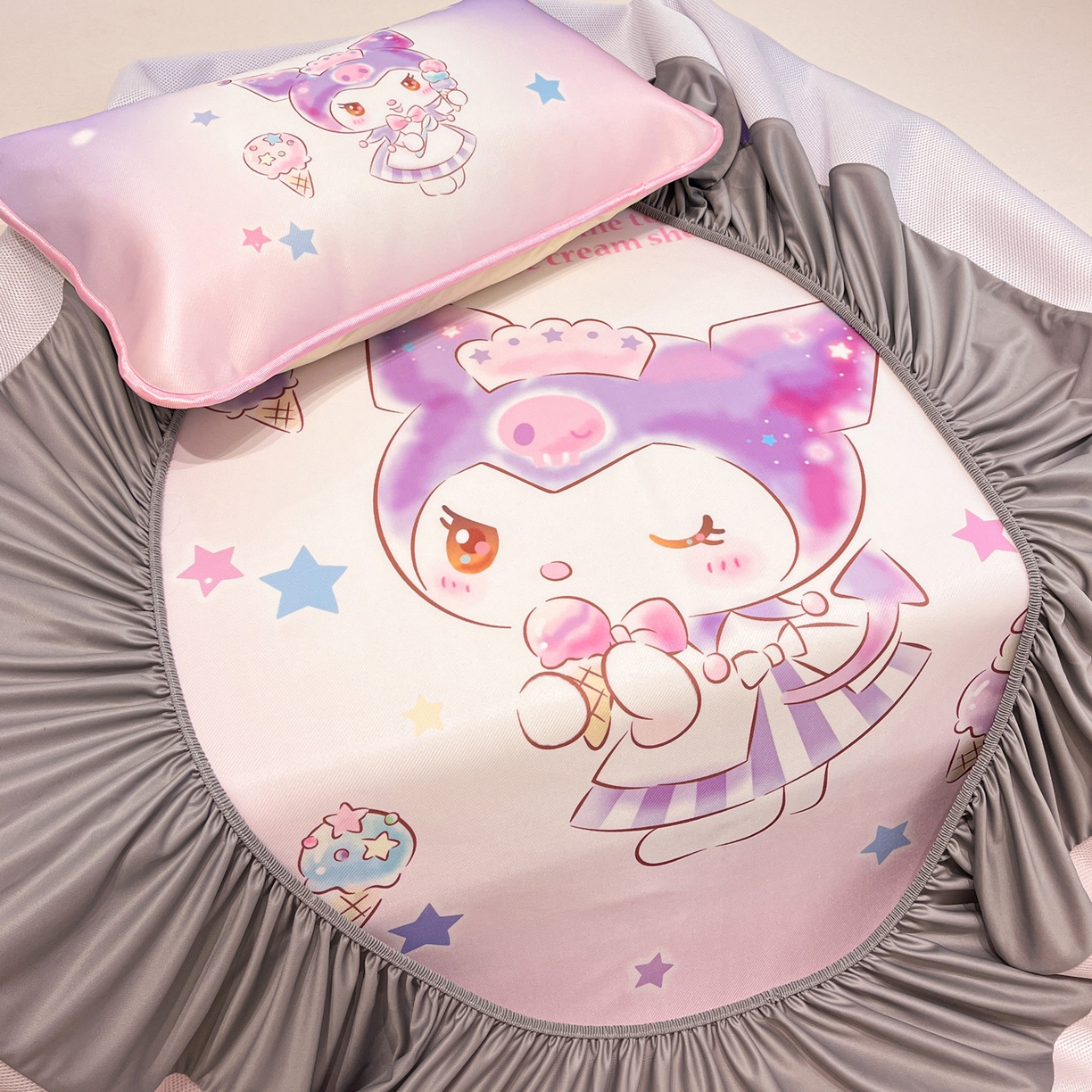 91家纺网 家纺一手货源 找家纺 暮思家居 2026新款正版授权A类大版数码印花三丽鸥1200D冰丝凉席可组合仿锦氨夏被 床笠款-炫彩库洛米