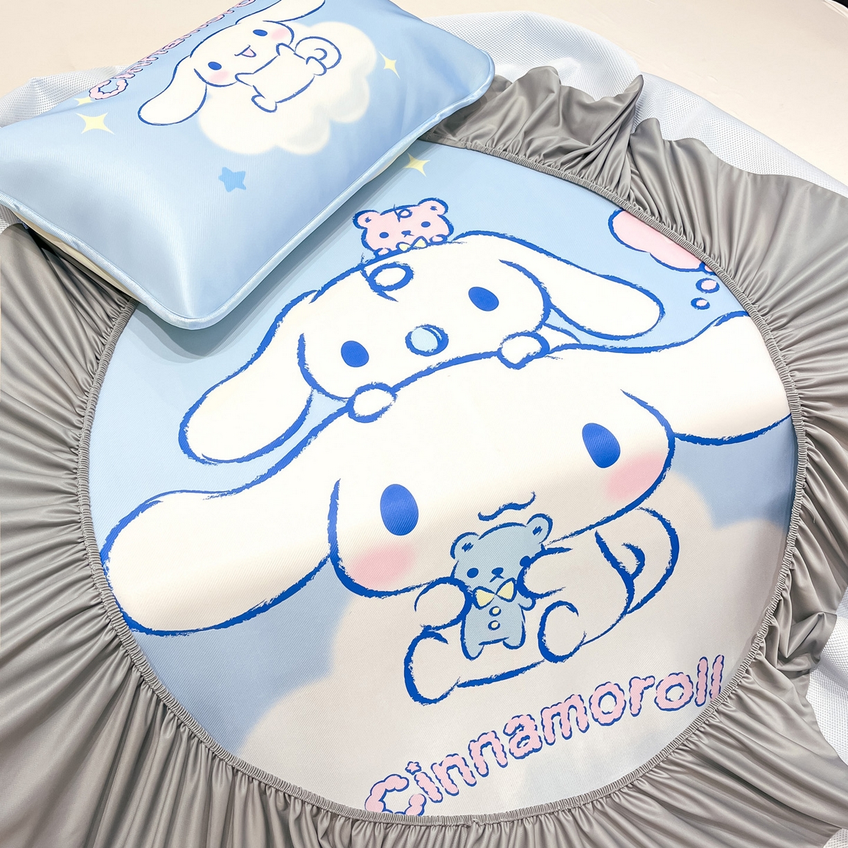 91家纺网 家纺一手货源 找家纺 暮思家居 2026新款正版授权A类大版数码印花三丽鸥1200D冰丝凉席可组合仿锦氨夏被 床笠款-云朵玉桂狗