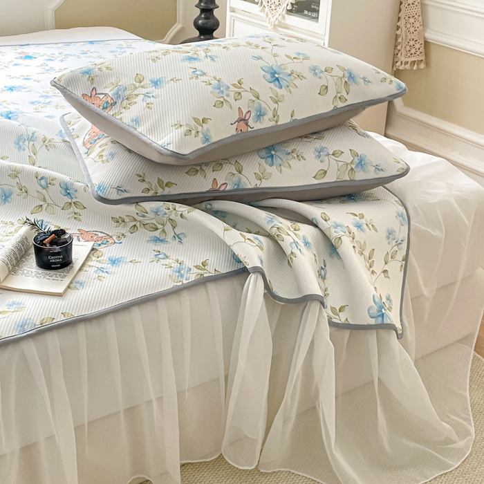 91家纺网 家纺一手货源 找家纺 柒月家居 2026新款斜纹凉感豆豆床裙款凉席 床裙-浅夏花兔