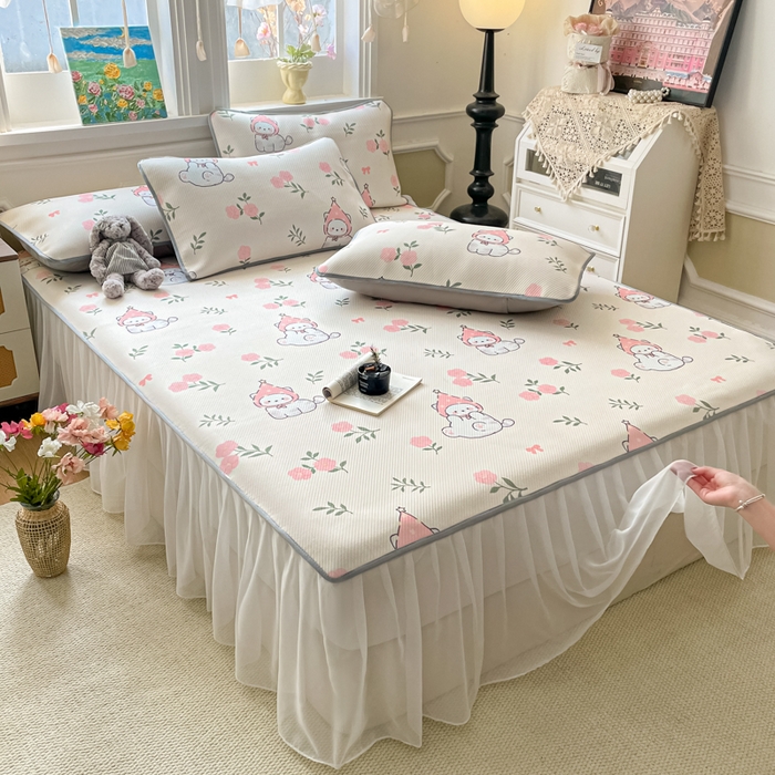 91家纺网 家纺一手货源 找家纺 柒月家居 2026新款斜纹凉感豆豆床裙款凉席 床裙-花花精灵