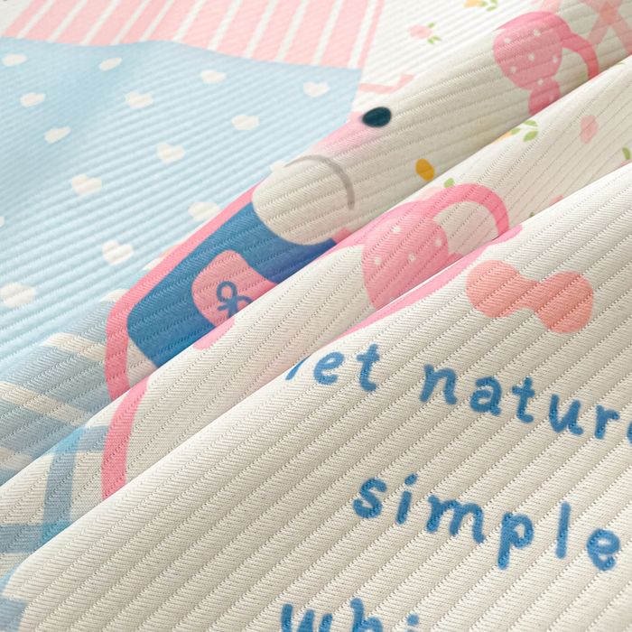 91家纺网 家纺一手货源 找家纺 柒月家居 2026新款斜纹凉感豆豆床裙款凉席 床裙-粉蓝萌猫